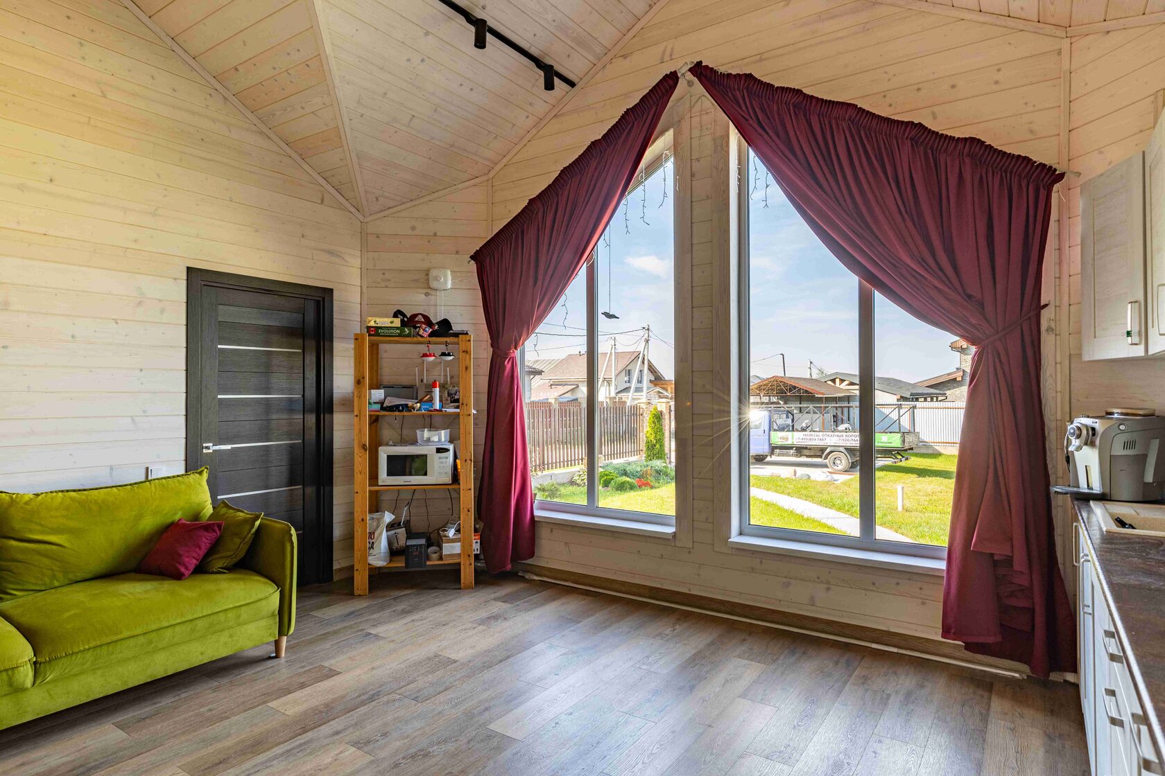 Зона отдыха рядом с одноэтажным каркасным домом