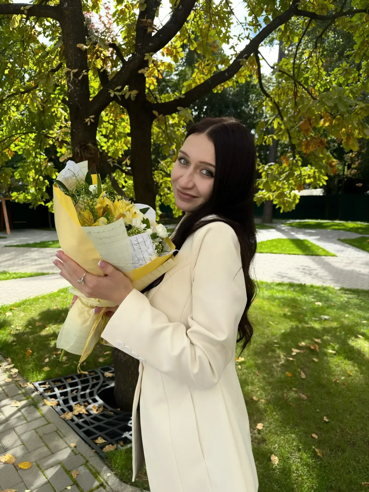 Шипова Елена Михайловна с букетом цветов