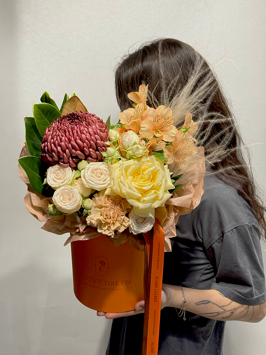 Композиция в цилиндре в осенней гамме с доставкой по Краснодару