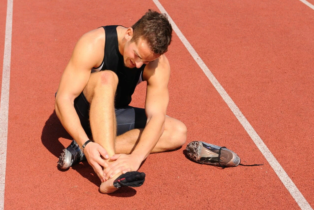 Нарушение правил спортсменом. Спортивные травмы. Травмы в легкой атлетике. Травматизм в спорте.