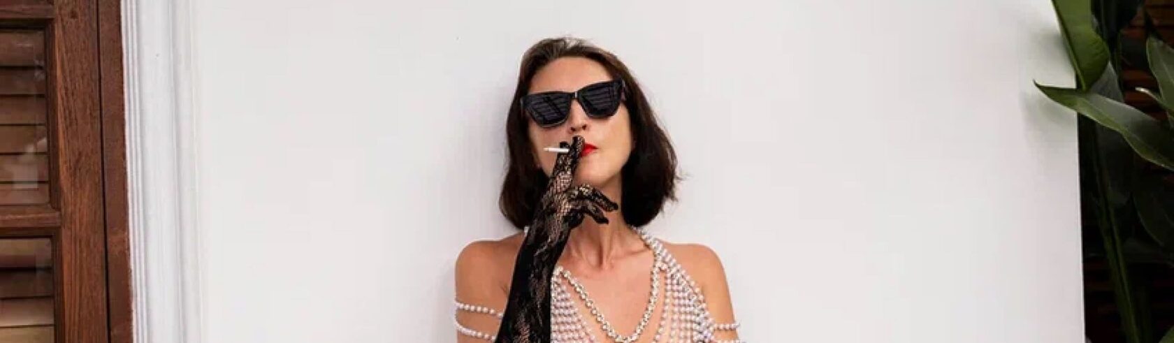 Фотосъемка кольца и браслета Swarovski с использованием студийного освещения и реквизита для создания стильного образа.