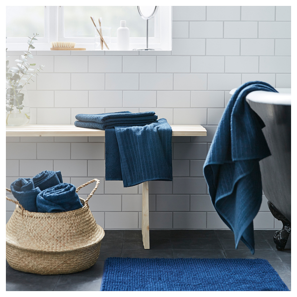 Полотенца и коврик в ванной