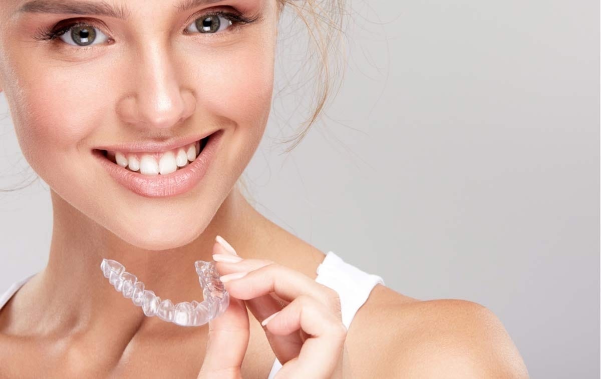 Элайнеры отзывы. Элайнеры Invisalign. Элайнерами Invisalign. Прозрачные каппы Invisalign. Система Инвизилайн.