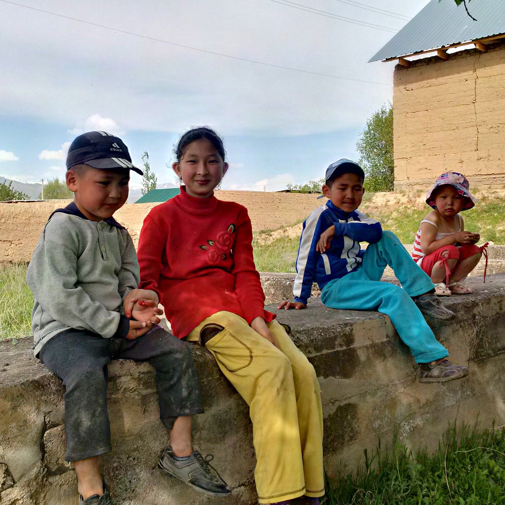 Население киргиз. Киргизия люди. Фото сельский кыргызское. Кыргызский детский. Киргизский сельский дом.