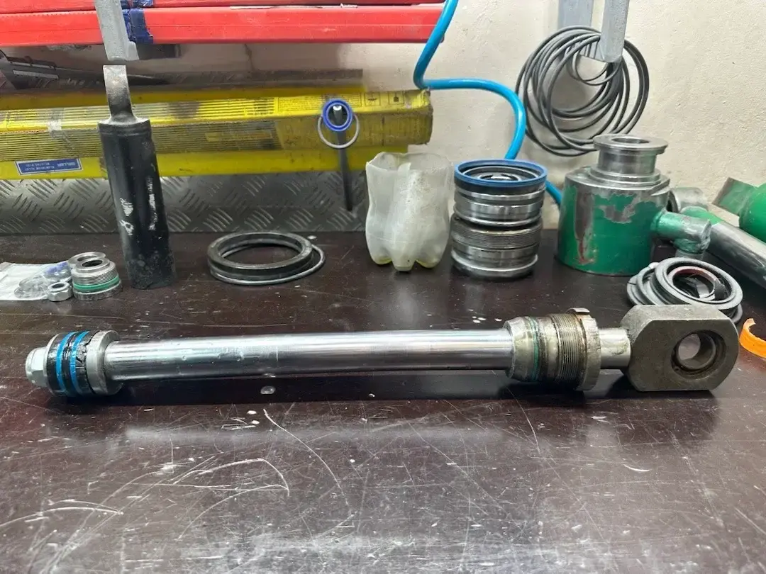 Шток гидроцилиндра после сборки и восстановления
