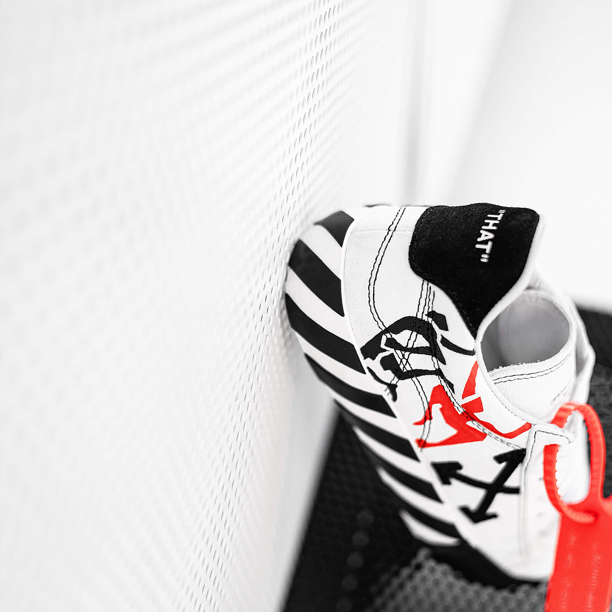 Кастом тиража кроссовок off-white. Автор Алексей Бархан.