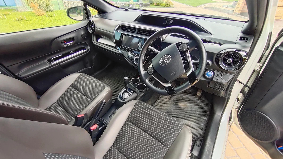 Toyota Aqua 2017 салон - VLK Auto