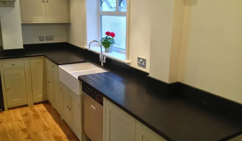 Черная гранитная столешница Black time в современной кухне