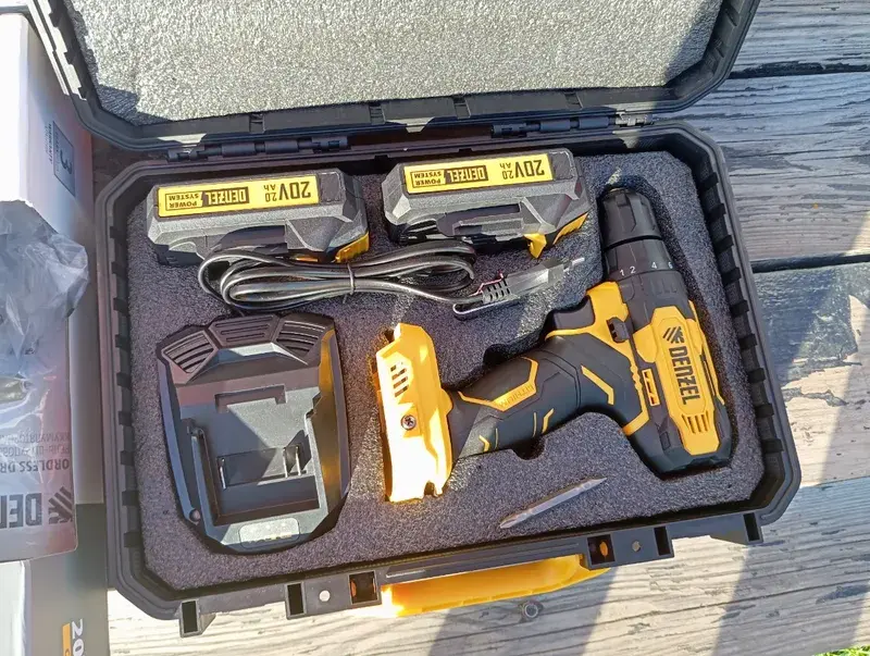 Фотография шуруповерта Denzel CDQ-20 в открытом кейсе от покупателя с отзыва на шуруповерт