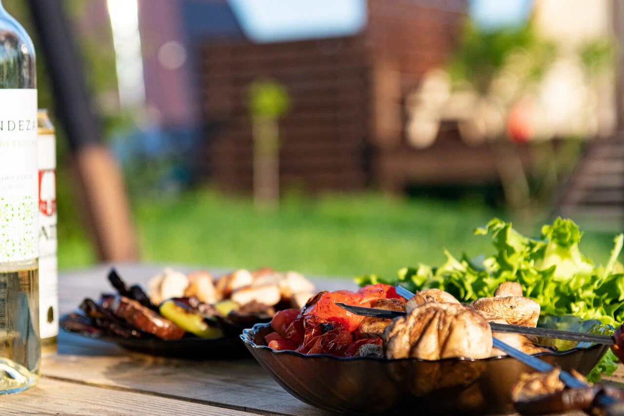 Закуски и свежие овощи, приготовленные на гриле на природе