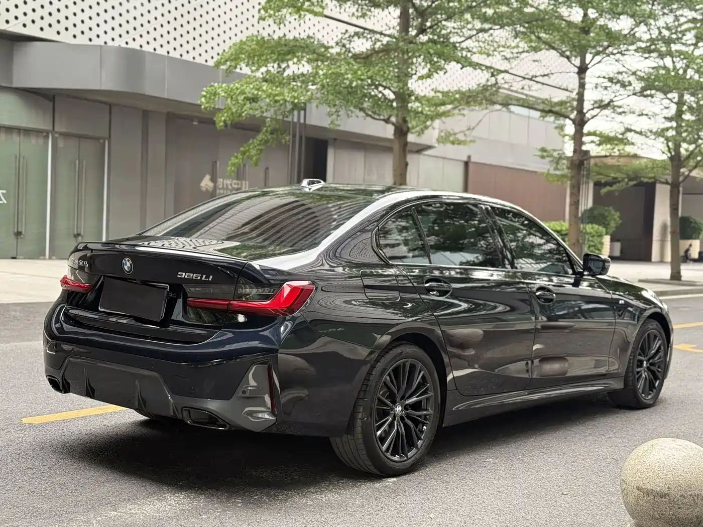 BMW 325Li G28 2024 xDrive M Sport Package — задняя часть тёмного седана, ракурс в три четверти