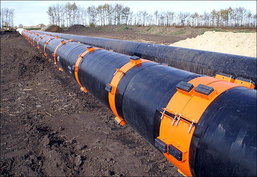 Строительство подземного газопровода. Колодец нефтепровода КГВПП. Труба МПТ для нефтепроводов. Надземная прокладка трубопроводов диаметром 1420 мм.