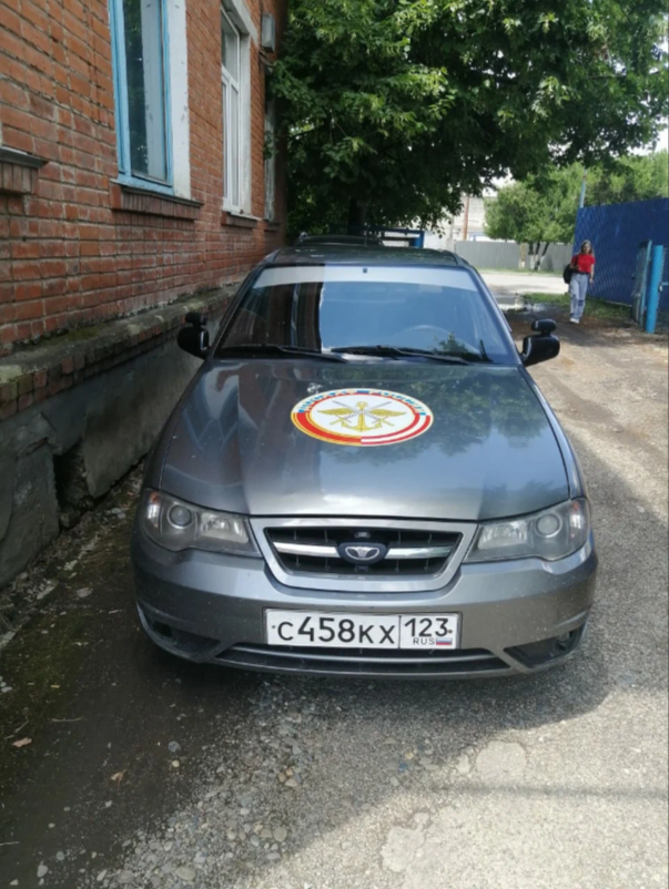 Тёмно-серый учебный автомобиль с эмблемой автошколы