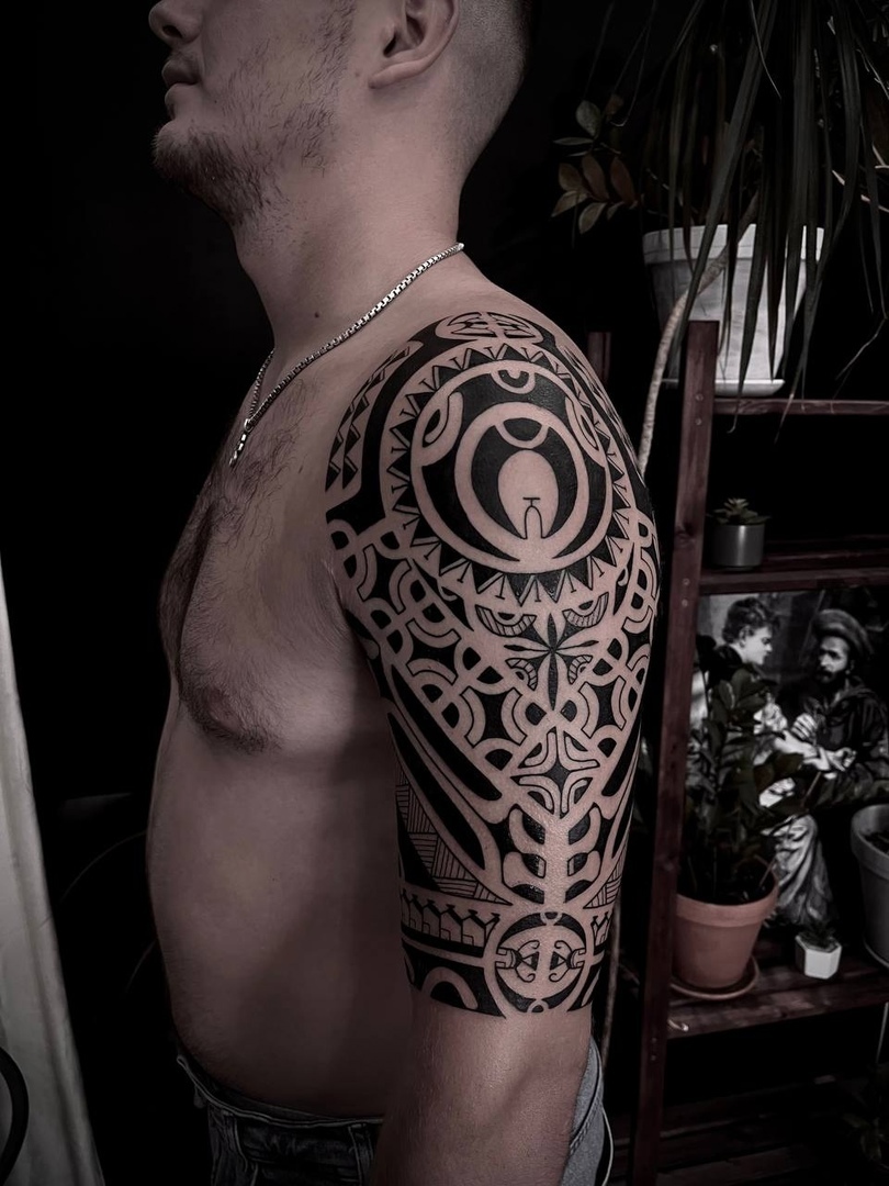 мужская татуировка на плечо полинезия