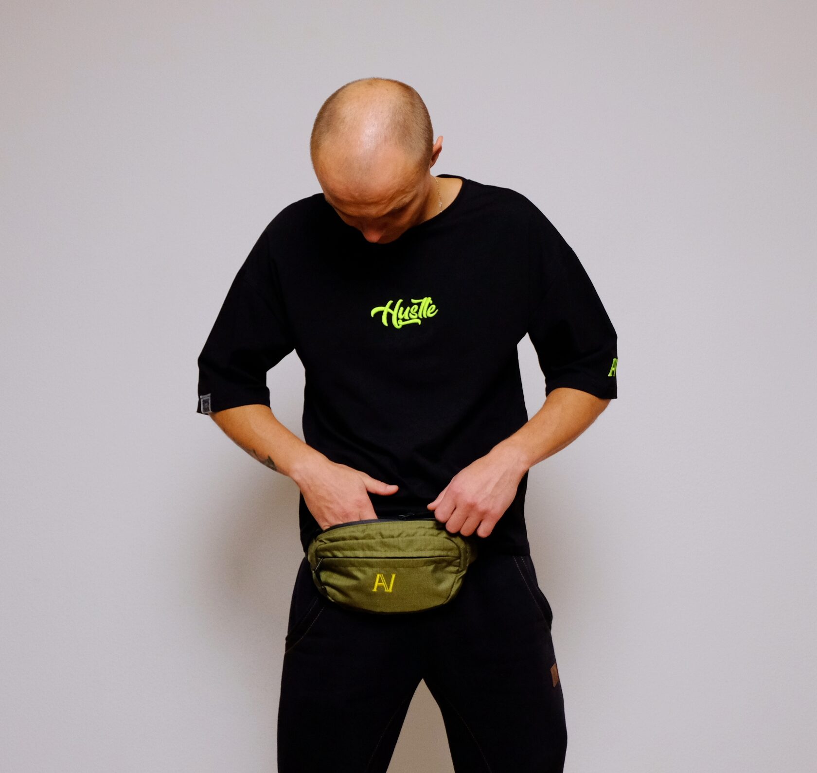 Wear бренд одежды. Wear бренд одежды. Wear бренд одежды. The outerwear бренд. Футболки av.