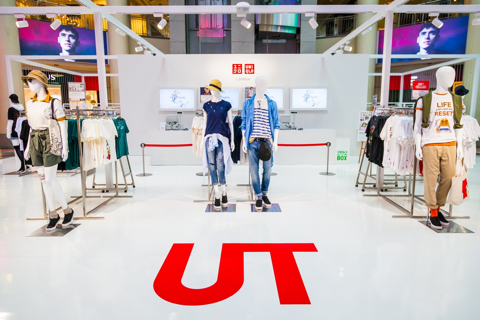 Атриум магазин телефон. Атриум магазин юникло. Атриум Pop up Store Uniqlo. Юникло Земляной вал. Юникло детская одежда магазин.