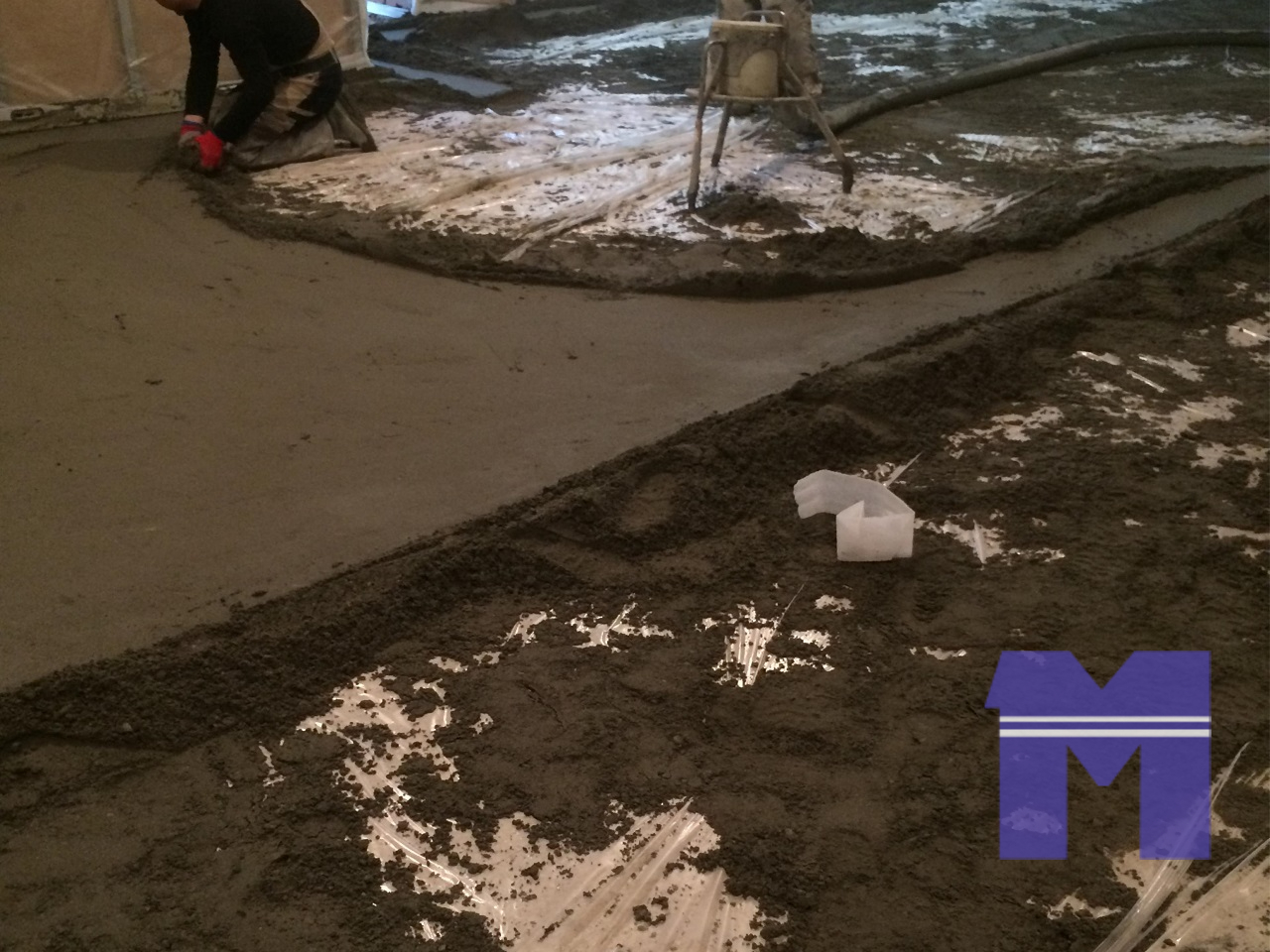 Монтаж полусухой стяжки по пленке на объекте