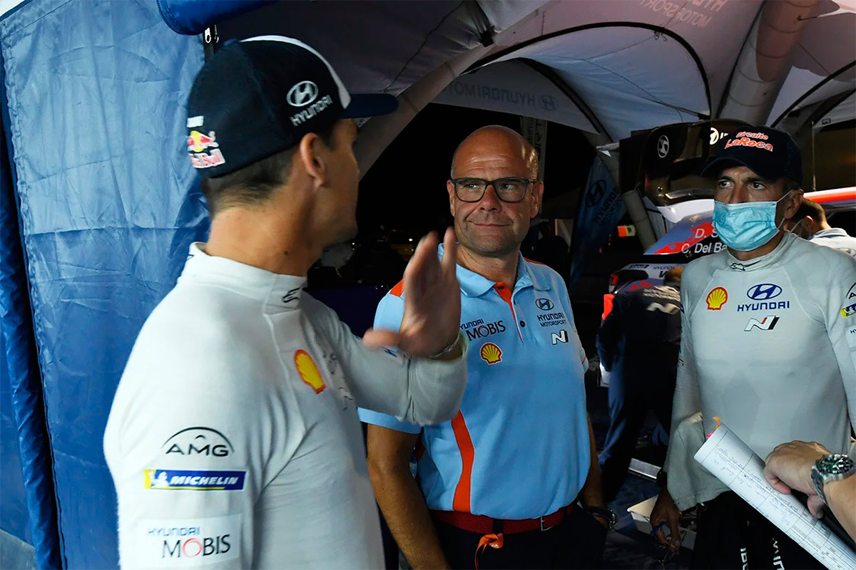 Руководитель Hyundai Motorsport Андреа Адамо, Дани Сордо и Карлос дель Баррио