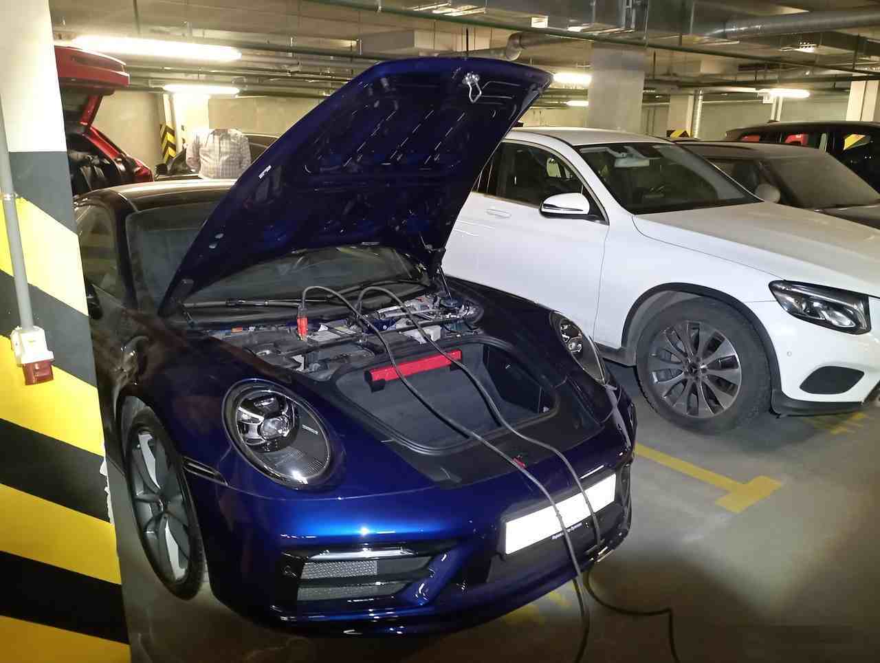 Запустили двигатель, прикурили аккумулятор на Porsche 912 на Петровском проспекте в Петроградском районе Санкт-Петербурга