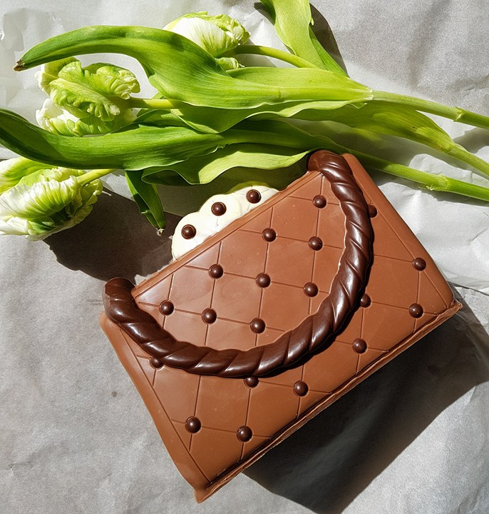 Сумка шоколад купить в интернет. Шоколадная сумка. Сумка из шоколада. Необычные сумки. Сумочка и шоколад.