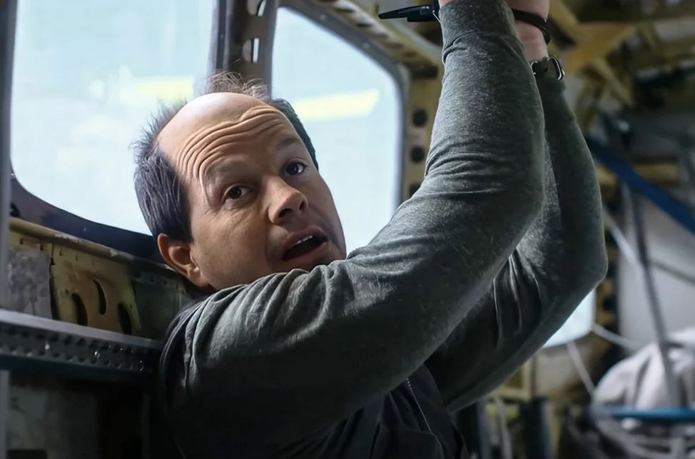 Кадр из фильма «Особо опасный пассажир» 2025