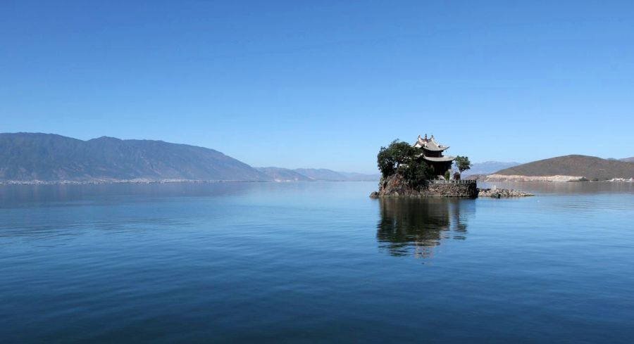 Озеро Эрхай в провинции Юньнань. Одно из самых больших и самых чистых высокогорных озер в мире. На высоте 2 000 метров над уровнем моря. Его протяженность от берега до берега - 42 километра. 10 марта мы будем стоять именно в этом месте и видеть то же самое, но вживую. Это фото было сделано нами меньше недели назад.