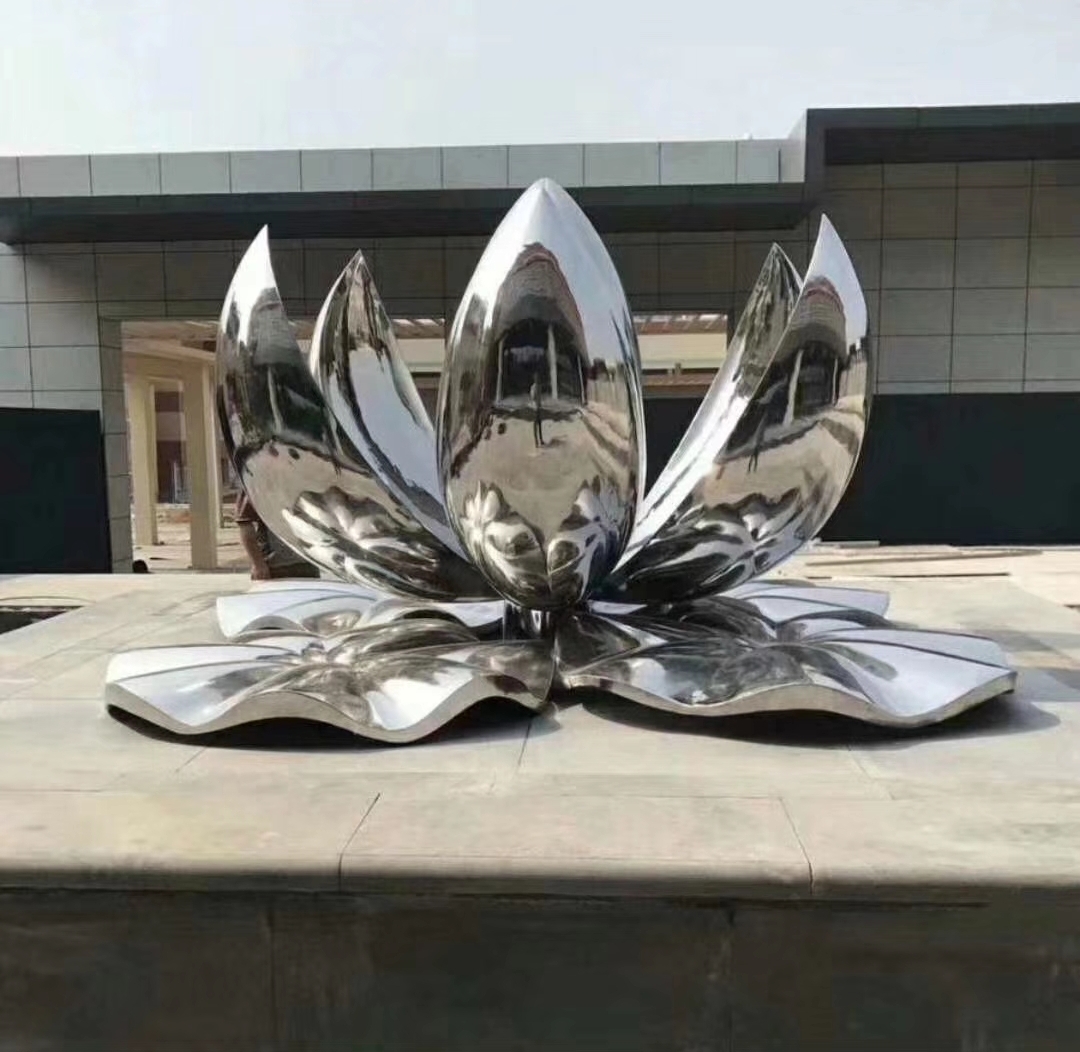 Скульптура цветов из металла