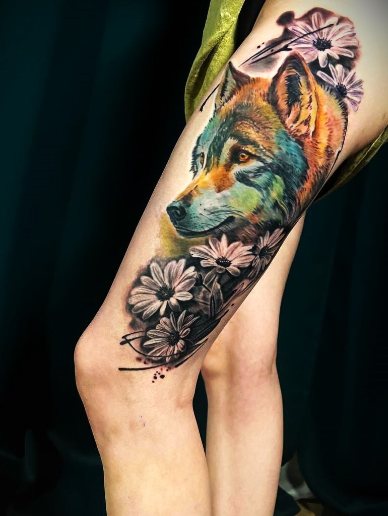 Татуировка на бедре на ноге, тату волк, цветное тату волка в цветах