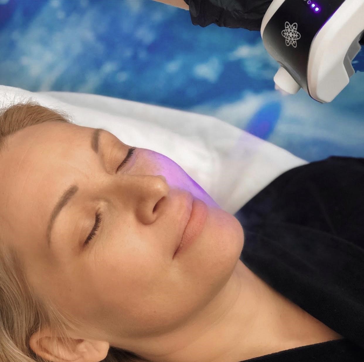 Струи ледяного азота очень приятно расслабляют и тонизируют кожу лица. Это прекрасная профилактика отечности, появления сосудистой сетки, регуляция сальных желез на лице. Румяный цвет лица за счет улучшения кровообращения позволяет клиентам SKADI CRYO попасть с корабля на бал.