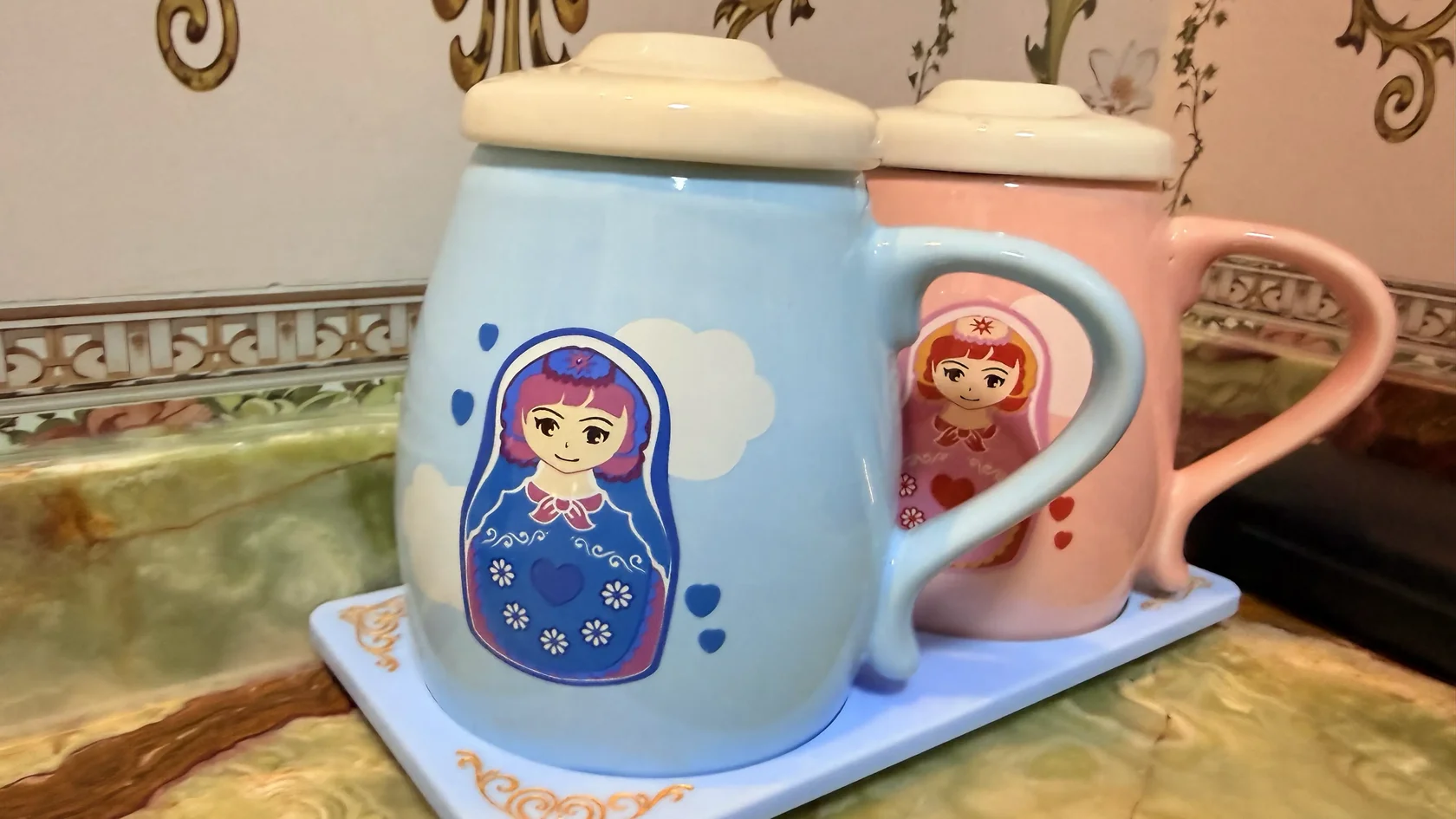 Кружки с рисунками матрешек в ванной комнате