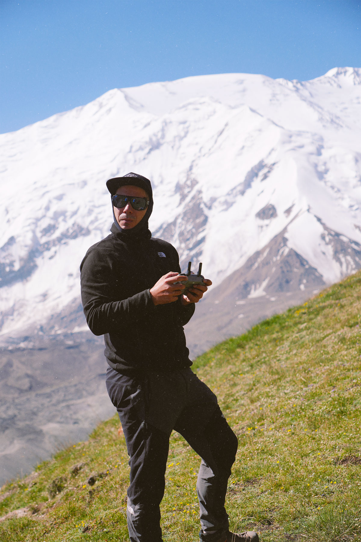 вместе с Горным порталом в экспедицию на Пик Ленина отправился видеограф, блогер и путешественник Антон Конобиевский