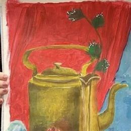 Ученица школы РИСКУЙ с живописной постановкой: чайник и гранат на красном фоне