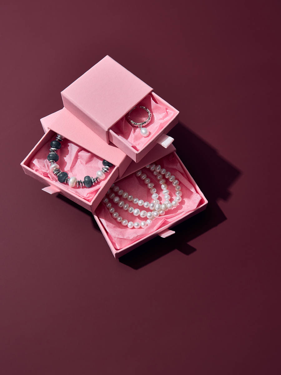 органайзер для украшений на бордовом фоне