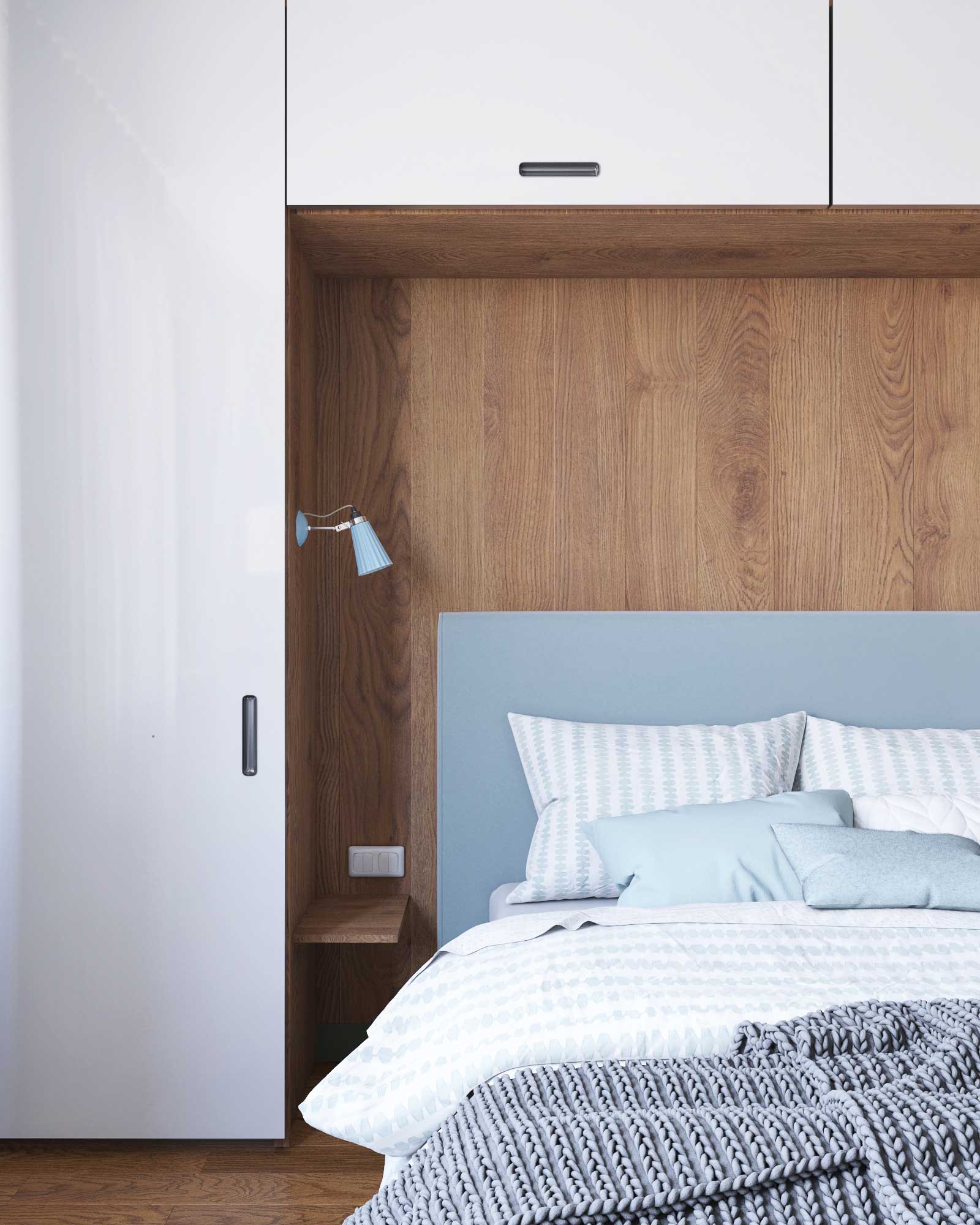 Деревянное изголовье кровати. Шкафы в спальне с белыми фасадами.