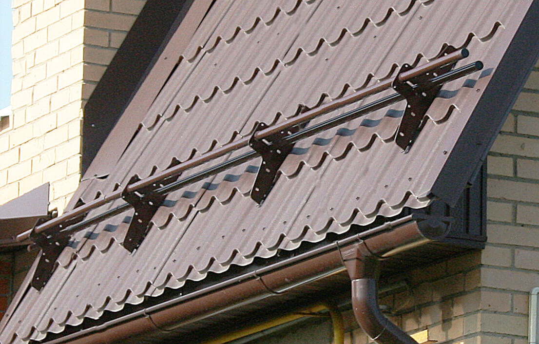 Установка снегозадержателей на металлической крыше