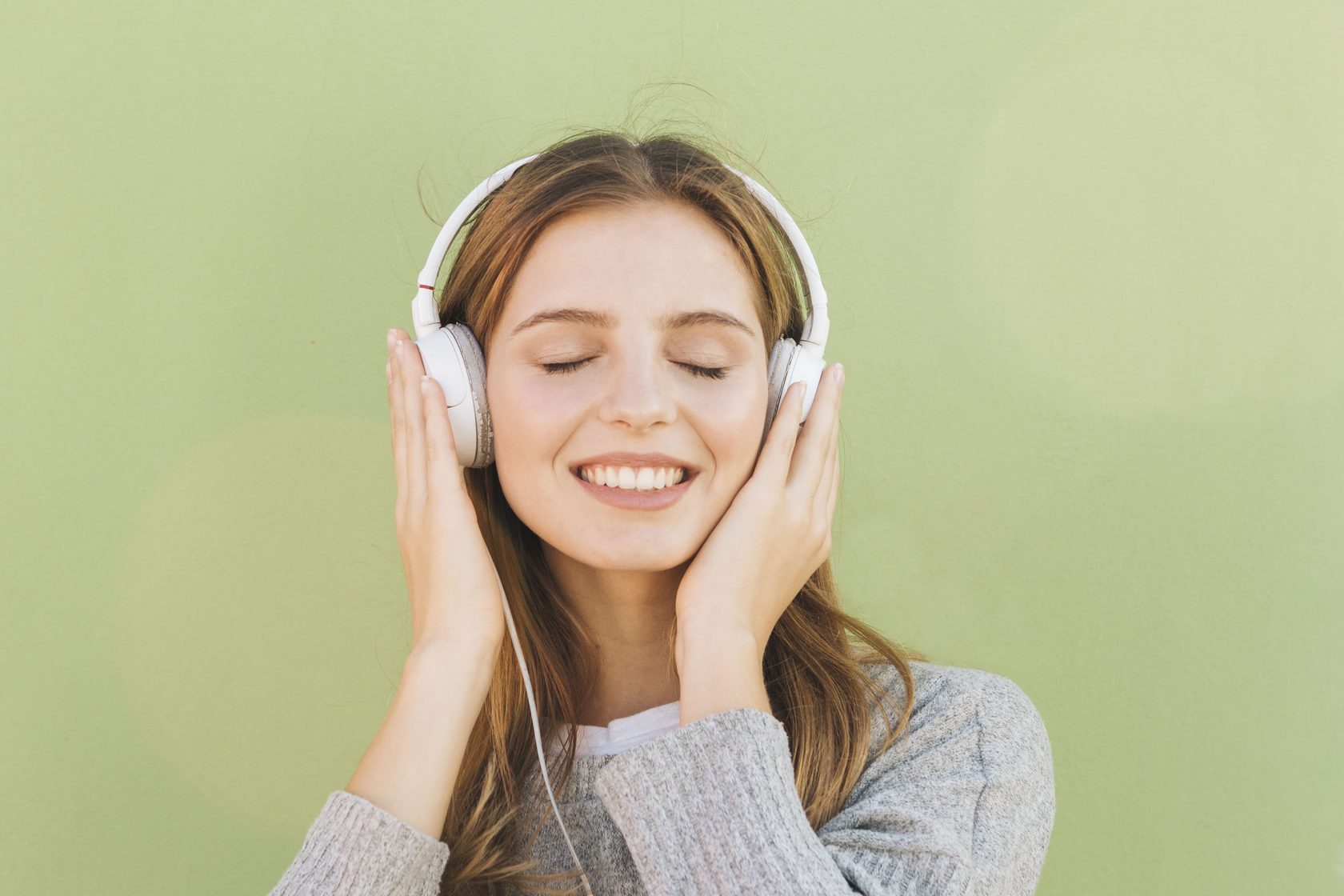 She listen to music. Listening картинки. Английский listen to Music. Наушники на голове закрытые глаза улыбается. Ways to listen to Music.