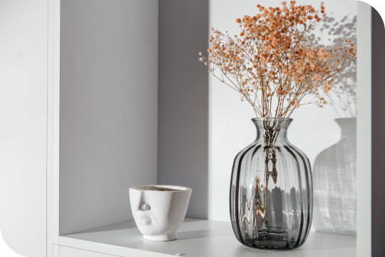 ваза на полке в студии массажа