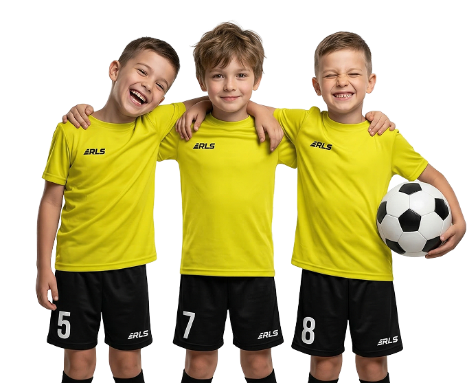 3 мальчика-футболиста в жёлтой спортивной форме RLS