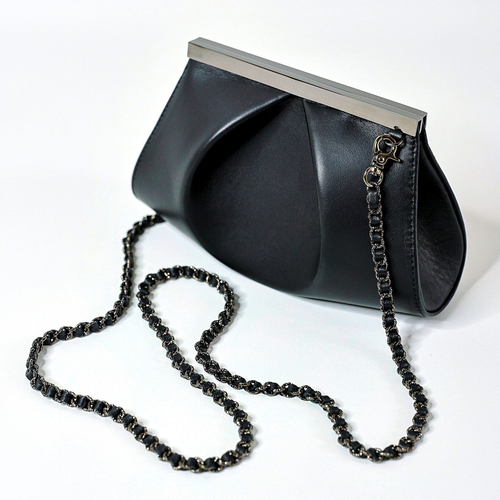  каркасный клатч Drop на магнитном фермуаре черного цвета из натуральной кожи премиум качества