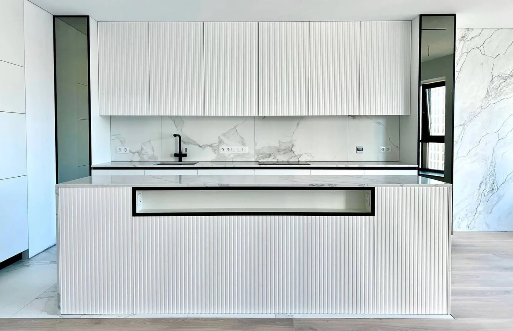 Элегантная белая кухня с островом