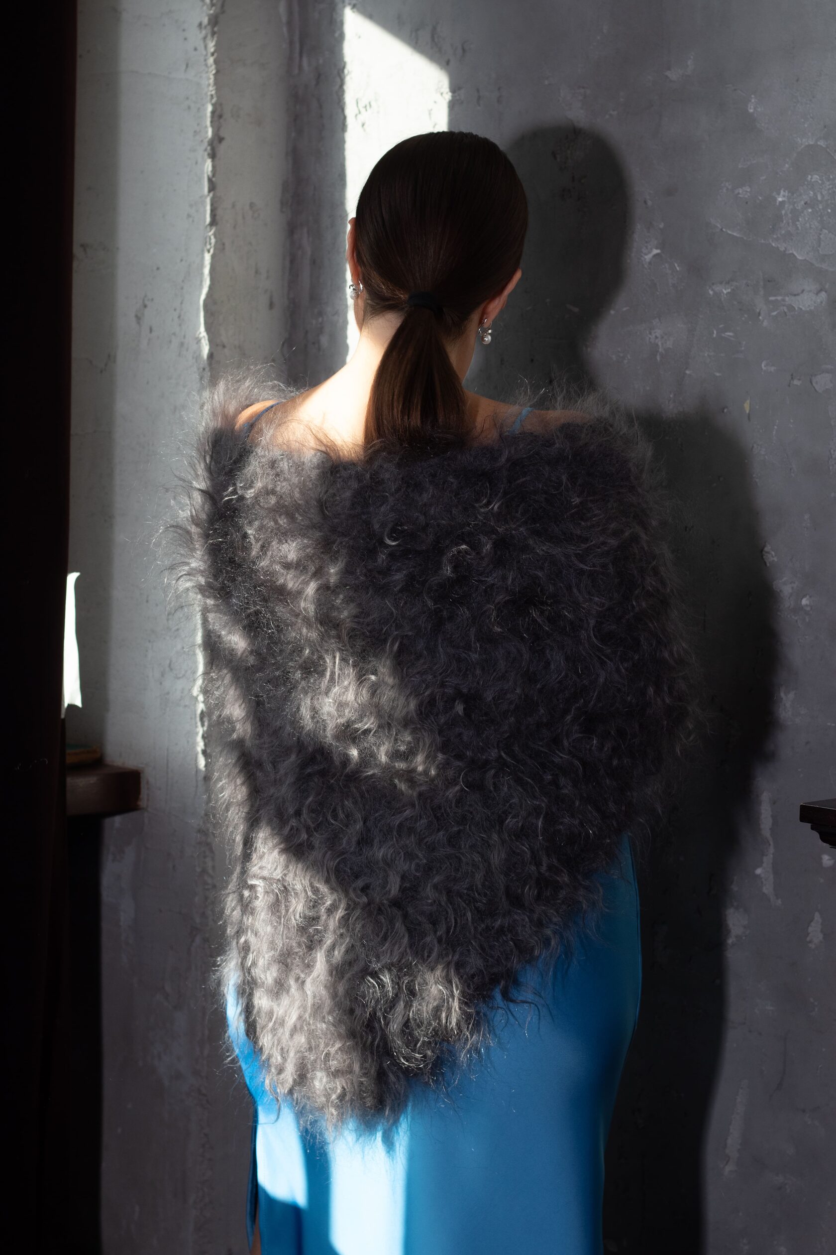 Женская косынка из козьего пуха ручной работы, серый цвет, примерка на модели