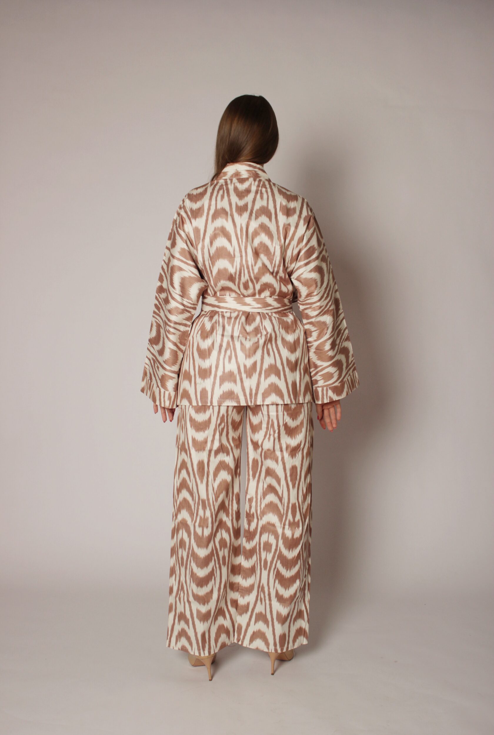 Халат, кимоно, костюм женский. Купить в магазине navigatore. На сайте, озон (ozon), маркете. В москве, спб, по всей россии. Красивый, модный, пляжный, удобный, домашний (home), турецкий, узбесккий, премиум, натуральный, восточный, бежевый.