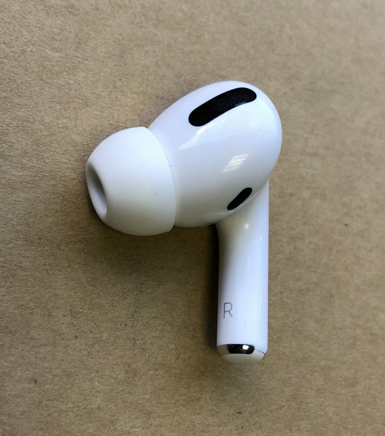 Шипит правый наушник airpods pro