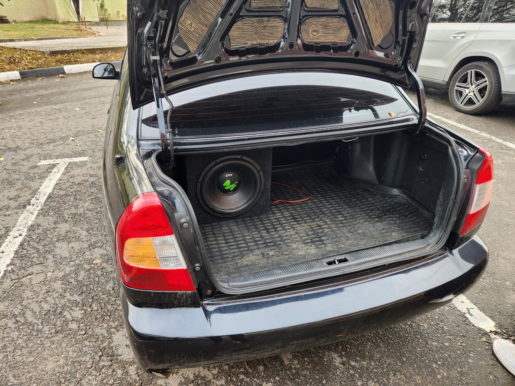установка сабвуфера Hyundai Accent 2