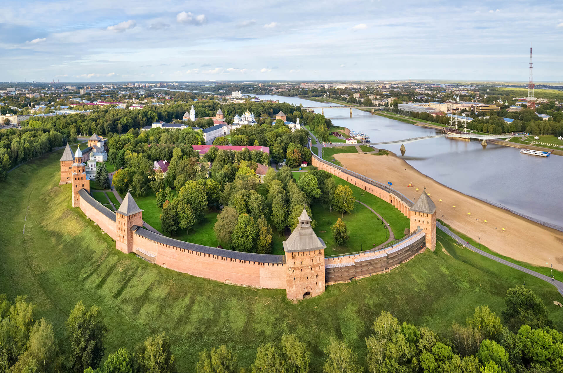 Новгородская область великий новгород. Крепость Детинец Великий Новгород. Новгородский Кремль Детинец. Великий Новгород Кремль. Детинец в Великом Новгороде.