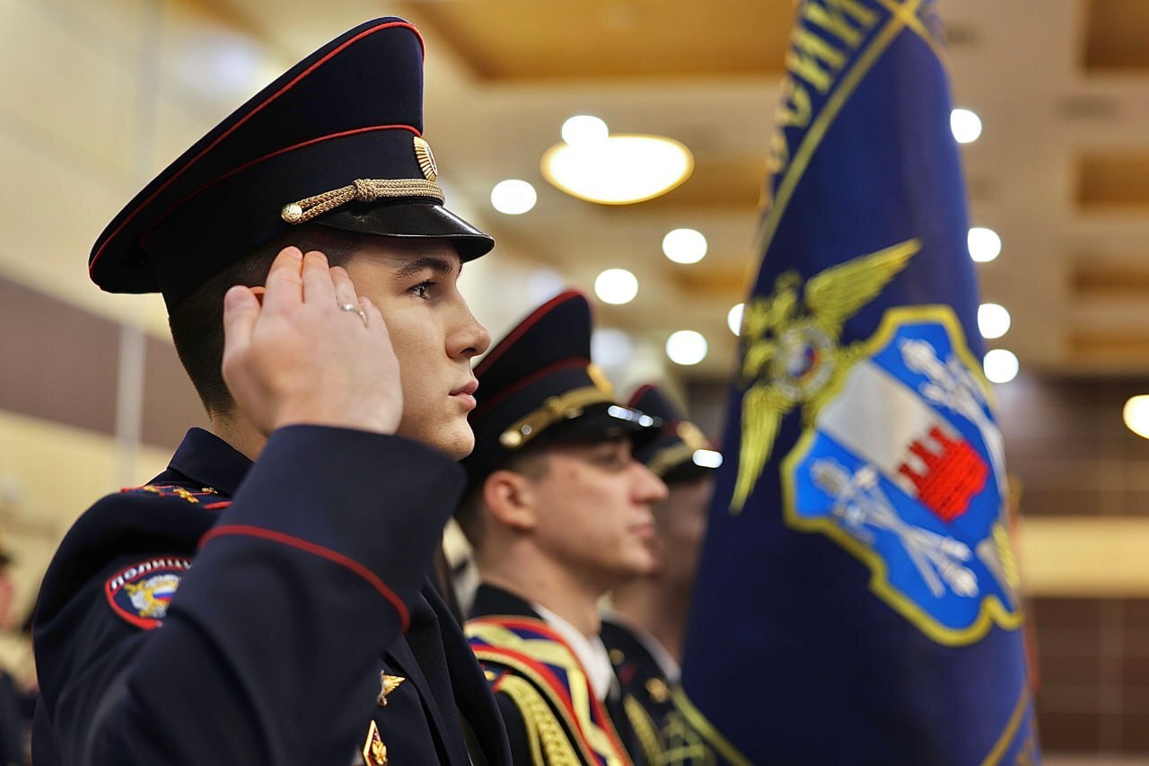 Сотрудники российской полиции в парадной форме получают награды 10 ноября на официальной церемонии.