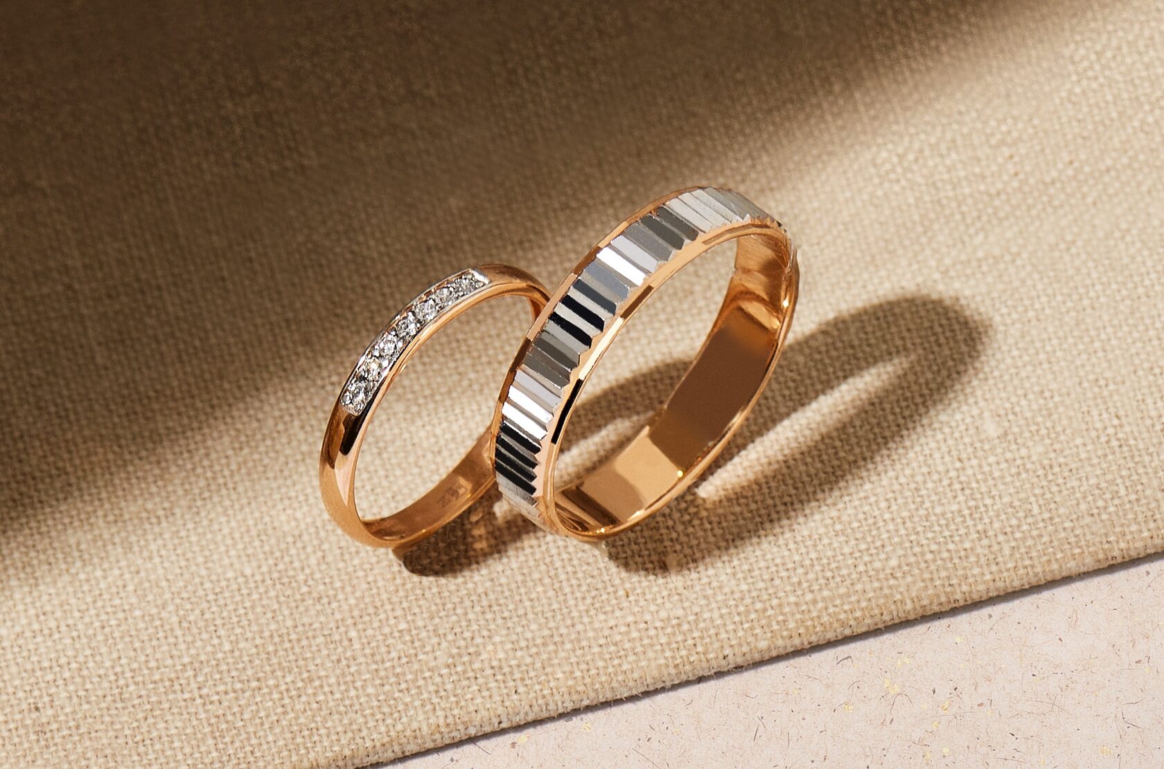 На какой руке носят помолвочное кольцо и на какой палец надевают его ...