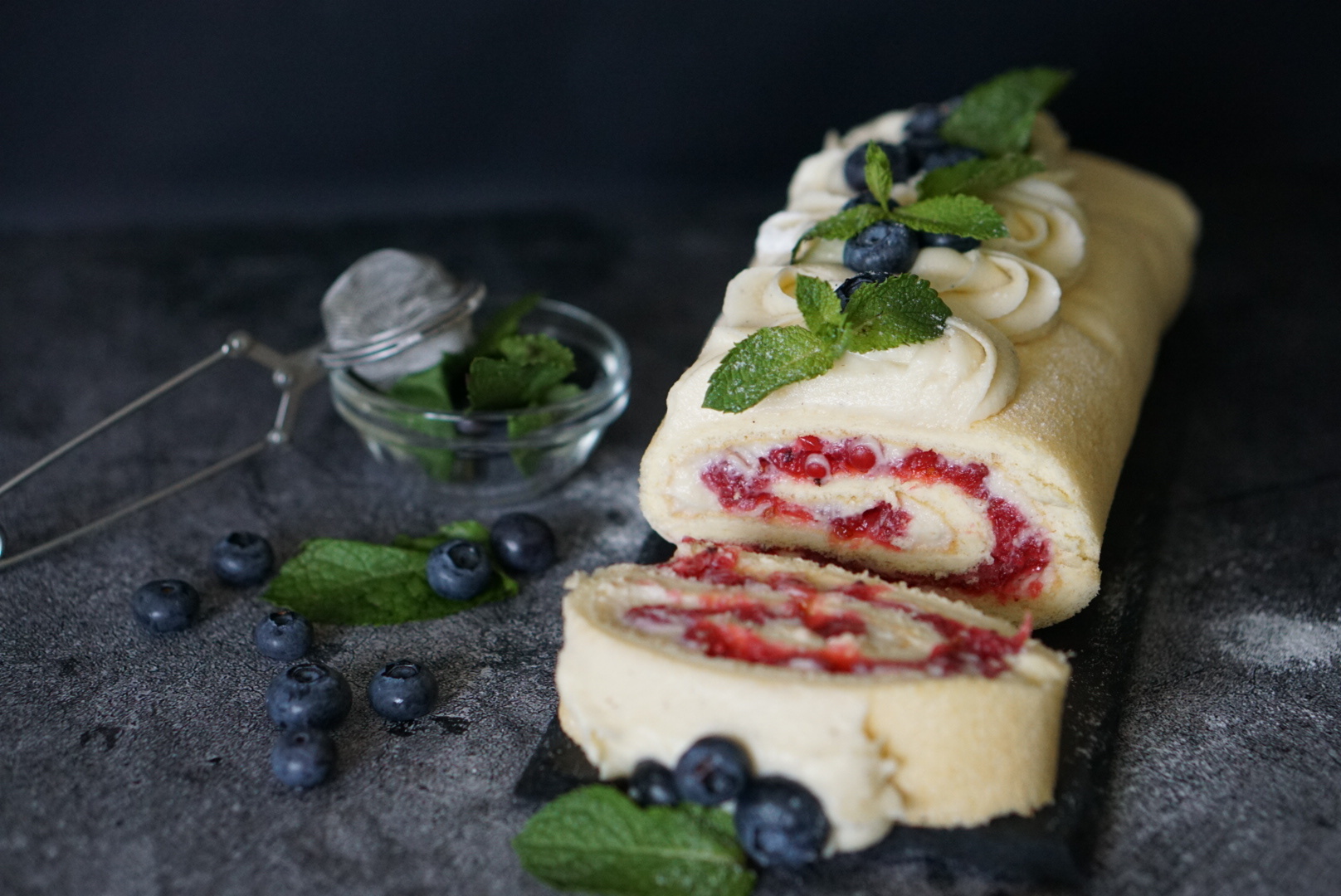 Бисквитный рулет с мороженым