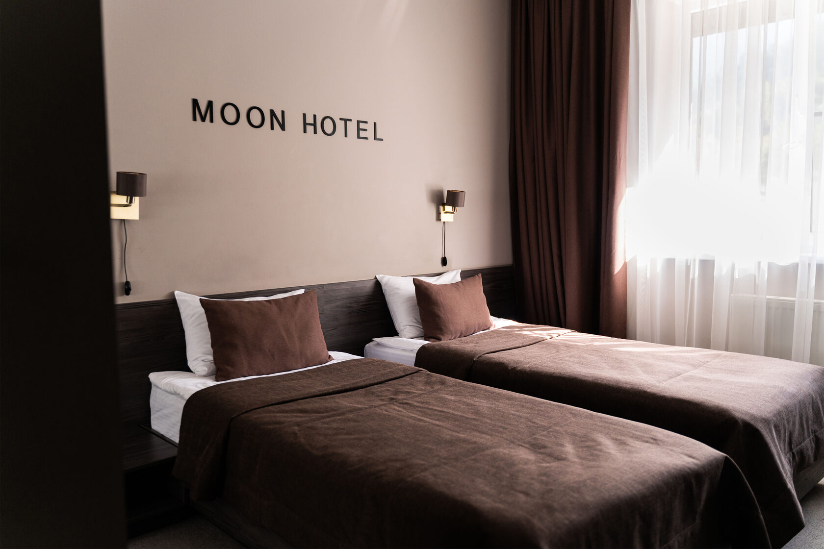 Эко отель лунный кролик. Отель Moon Терскол. Гостиница моон Москва. Отель Луна Орск. Гостиная Луна Бон мебель.