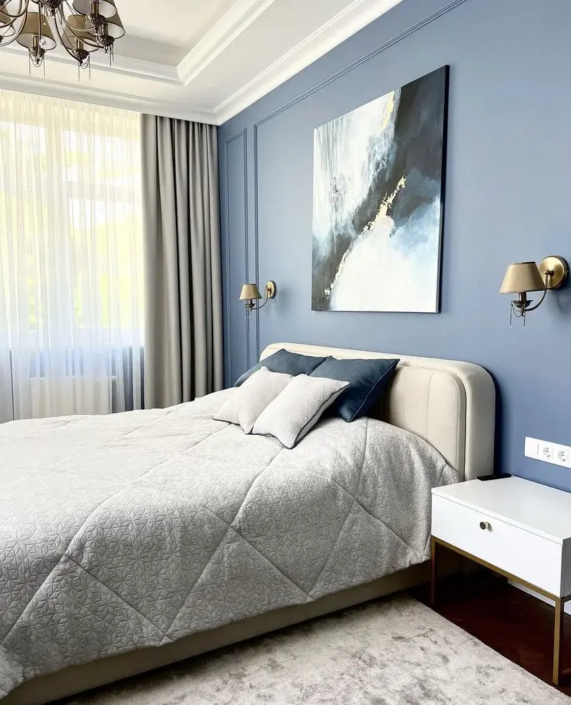 Шторы к светлому серому обоям в спальню